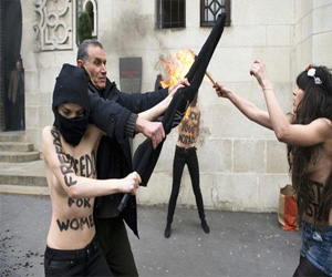   مصر اليوم - السجن يتهدد عاريات صدو في فرنسا