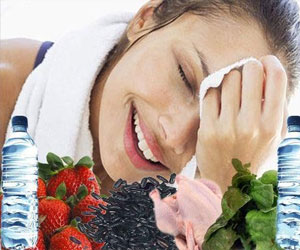   مصر اليوم - بعض الأطعمة للتخلص من رائحة العرق