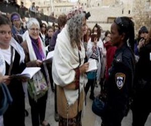   مصر اليوم - توقيف 5 نساء يهوديات لصلاتهن عند حائط المبكى