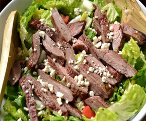   مصر اليوم - سلطة شرائح اللحم مع صلصة الروكفور