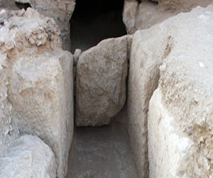   مصر اليوم - اكتشاف أقدم الموانئ البحرية و40 بردية في عهد خوفو