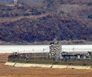   مصر اليوم - بيونغ يانغ تنصب صاروخًا في منصة الإطلاق