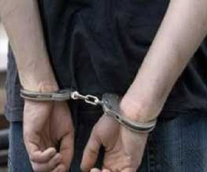   مصر اليوم - شاب إخواني يعتدي على المتظاهرين في السويس