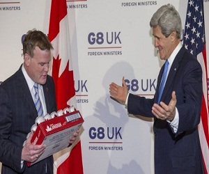   مصر اليوم - وزير خارجية كندا يقدم صندوق بيرة لكيري بعد خسارته رهانًا