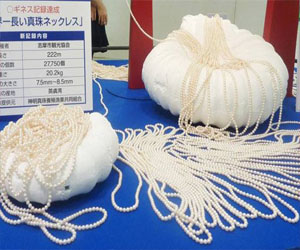   مصر اليوم - طوكيو تعرض أطول قلادة من اللؤلؤ في العالم