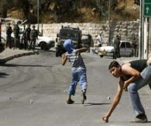   مصر اليوم - شبان فلسطينيين يرشقون سيارات إسرائيلية بالحجارة في نابلس