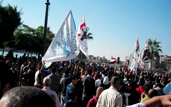 مصر اليوم - جمعة الدم المصري حرام تشهد مشاركة شعبية واسعة في السويس