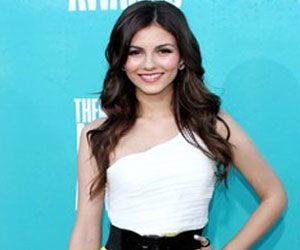 مصر اليوم - النجمة الأميركية نيكي ريد تتخلى عن شعرها الطويل