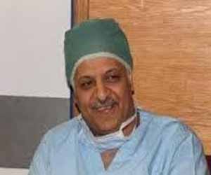   مصر اليوم - وزير الصحة الكويتي يشارك في 3 عمليات جراحية في مستشفى الحسين الجامعي