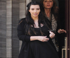 مصر اليوم - كيم كاردشيان ترتدي فستانًا شفافًا يظهر جسدها