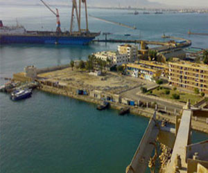   مصر اليوم - انتشال سفينة الصيد الغارقة في بور سعيد