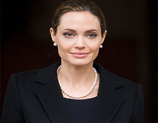   مصر اليوم - أنجلينا جولي ملتزمة وأنيقة بفستان أسود ومعطف