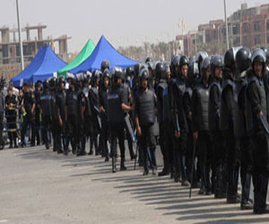   مصر اليوم - نشر عدد من مجندي الأمن المركزي للفصل بين أسر الشهداء ومؤيدي الرئيس السابق