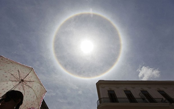   مصر اليوم - رواد حانة في كوبا يشاهدون ظاهرة كلاب الشمس في السماء