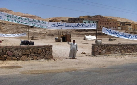 مصر اليوم - مهجرو قرنة مرعى يغلقون المناطق الأثرية في الأقصر