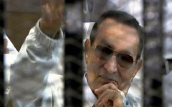 مصر اليوم - ابتسامة الرئيس السابق مبارك بعد عامين من الانكسار تُثير دهشة المصريين