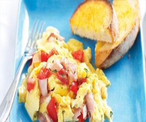   مصر اليوم - بيض باللانشون والطماطم