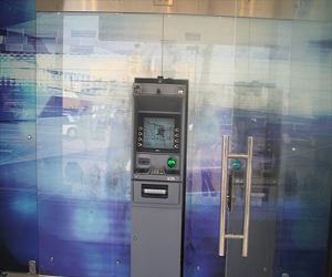 مصر اليوم - مسلحون يحاولون سرقة ماكينة صرف أموال في الإسماعيلية