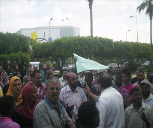   مصر اليوم - العاملون في محلية فايد يقطعون الطريق أمام محافظة الإسماعيلية