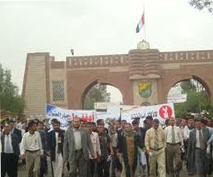   مصر اليوم - مظاهرة أمام السفارة الأميركية في صنعاء للمطالبة بالإفراج عن معتقلي غونتانامو وباغرام