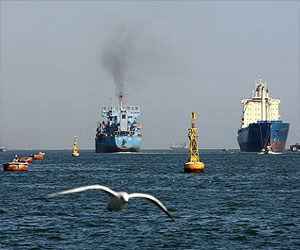   مصر اليوم - الإجراءات الأمنية للسفن الأميركية المارة في قناة السويس طبيعية