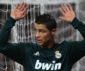   مصر اليوم - رونالدو يتجاهل طلب تمديد عقده مع ريال مدريد