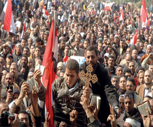 مصر اليوم - نشطاء أقباط يتهمون النظام بصنع المشاكل الطائفية