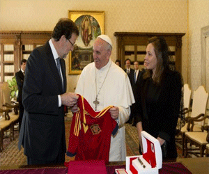   مصر اليوم - بابا الفاتيكان يحصل على قميص موقع من ميسي