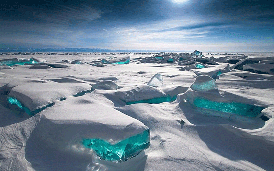   مصر اليوم - كتل جليد على سطح بحيرة بايكال في سيبيريا