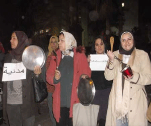   مصر اليوم - وقفة احتجاجية في الأقصر بالـ الحلل والملاعق  الجمعة