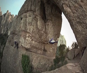   مصر اليوم - مغامر يقفز من طائرة مروحية ويخترق فوّهة أحد الكهوف الضيقة في إسبانيا