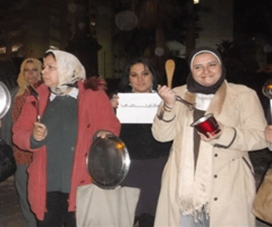   مصر اليوم - تظاهرة بالأواني في الأقصر  ضد الفقر والجوع