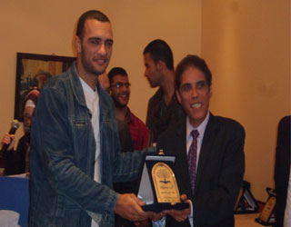   مصر اليوم - حزب الدستور يُكرم مصر اليوم في السويس