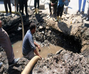 مصر اليوم - انفجار ماسورة مياه أمام حديقة الأزهر يغلق طريق صلاح سالم