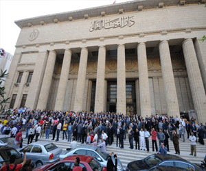   مصر اليوم - قضاة مصر يُدينون حصار دار القضاء العالي