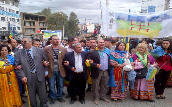 مصر اليوم - الآلاف من أمازيغ الجزائر يتظاهرون لمناسبة الربيع البربري