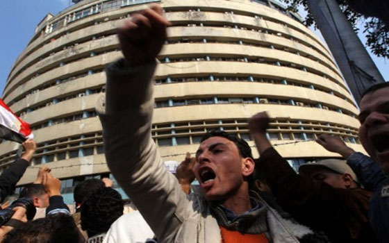   مصر اليوم - معتصموا ماسبيرو يهددون بإغلاق الطرق ومنع المذيعين من الظهور