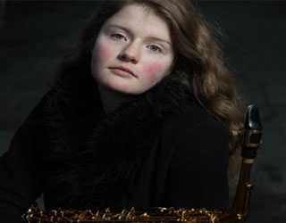 مصر اليوم - طفلة بريطانية تعزف لأطفال سورية وعائلاتهم