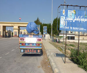   مصر اليوم - وصول 16 شاحنة مواد بناء من مصر إلى غزة