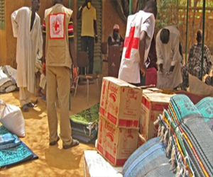   مصر اليوم - الصليب الأحمر يبدأ توزيع المساعدات الغذائية على متضررى الفيضانات الكينية