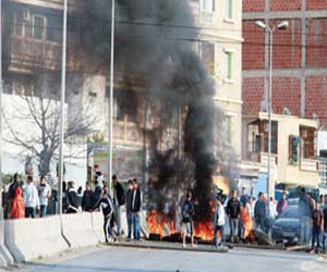   مصر اليوم - إصابة 3 عناصر من الأمن في انفجار قنبلة غرب الجزائر