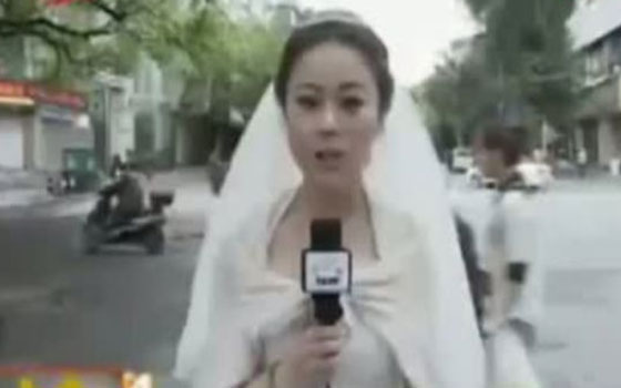   مصر اليوم - مذيعة تترك زفافها لِتُقَدِّمَ تَقريرًا عن زلزال من موقع الحدث