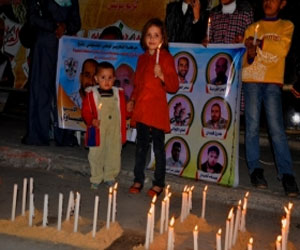   مصر اليوم - إضاءة شموع في بيت لحم تضامنًا مع الأسرى