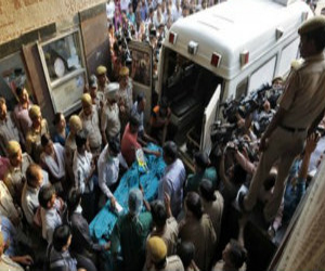   مصر اليوم - الطفلة المغتصبة ذات الـ 5 سنوات في الهند في حالة حرجة