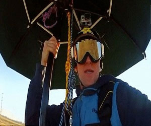   مصر اليوم - مغامر أميركي يهبط من منطاد مستخدمًا مظلة شمسية