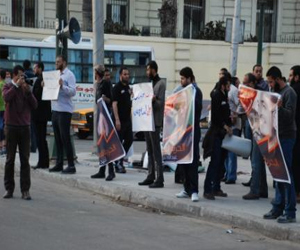   مصر اليوم - وقفة لنشطاء الإسكندرية للتضامن مع القضاة ضد الإخوان