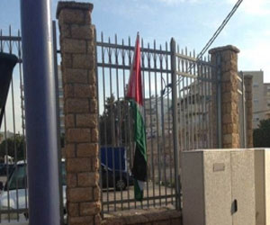   مصر اليوم - علم فلسطين يرفع على جدار مركز شرطة عكا المحتلة