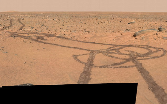   مصر اليوم - مستخدمو موقع إلكتروني يعثرون على آثار إطارات تظهر على سطح المريخ