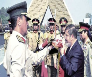   مصر اليوم - مرسي يضع الزهور على قبر السادات في عيد سيناء