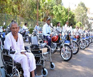   مصر اليوم - تسليم 12 دراجة بخارية لذوي الاحتياجات الخاصة في سيناء